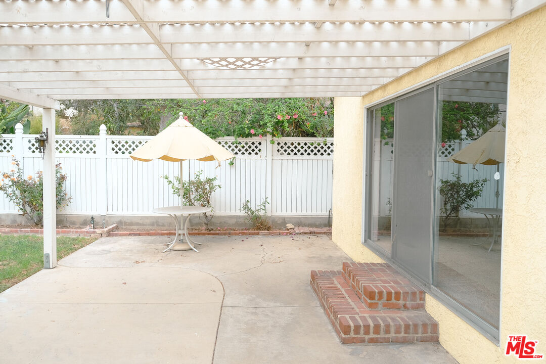 Undisclosed Address Los Angeles, CA 90066 - Photo 23 of 27 a room with a table and chairs