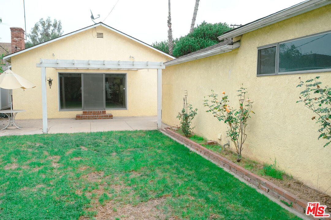 Undisclosed Address Los Angeles, CA 90066 - Photo 24 of 27 a view of a white house with yard