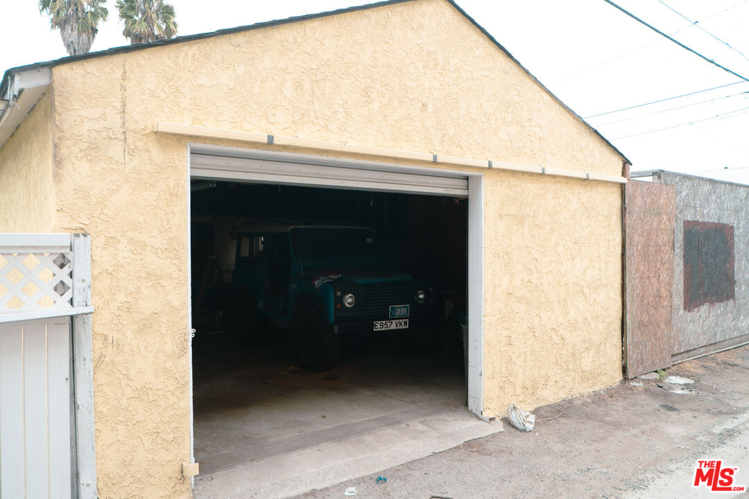Undisclosed Address Los Angeles, CA 90066 - Photo 27 of 27 a bathroom with a sink and mirror