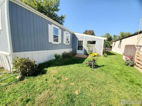 a view of a house with backyard and garden