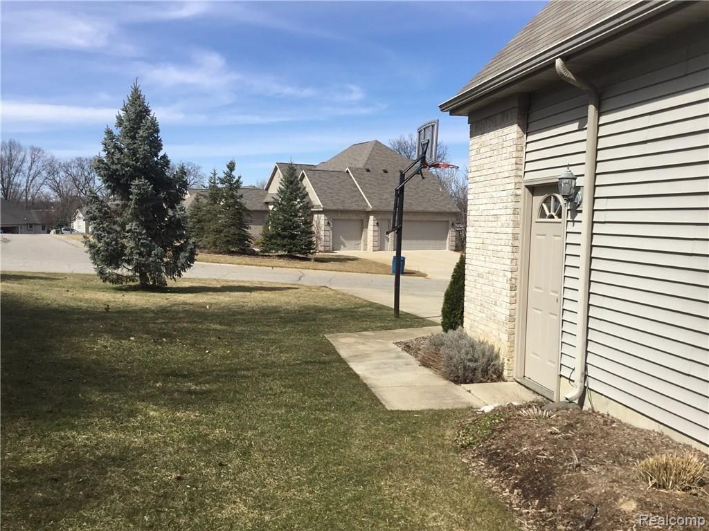 4311 Oak Tree Court Fenton, MI 48430 - Photo 26 of 28 IMG_0546.JPG