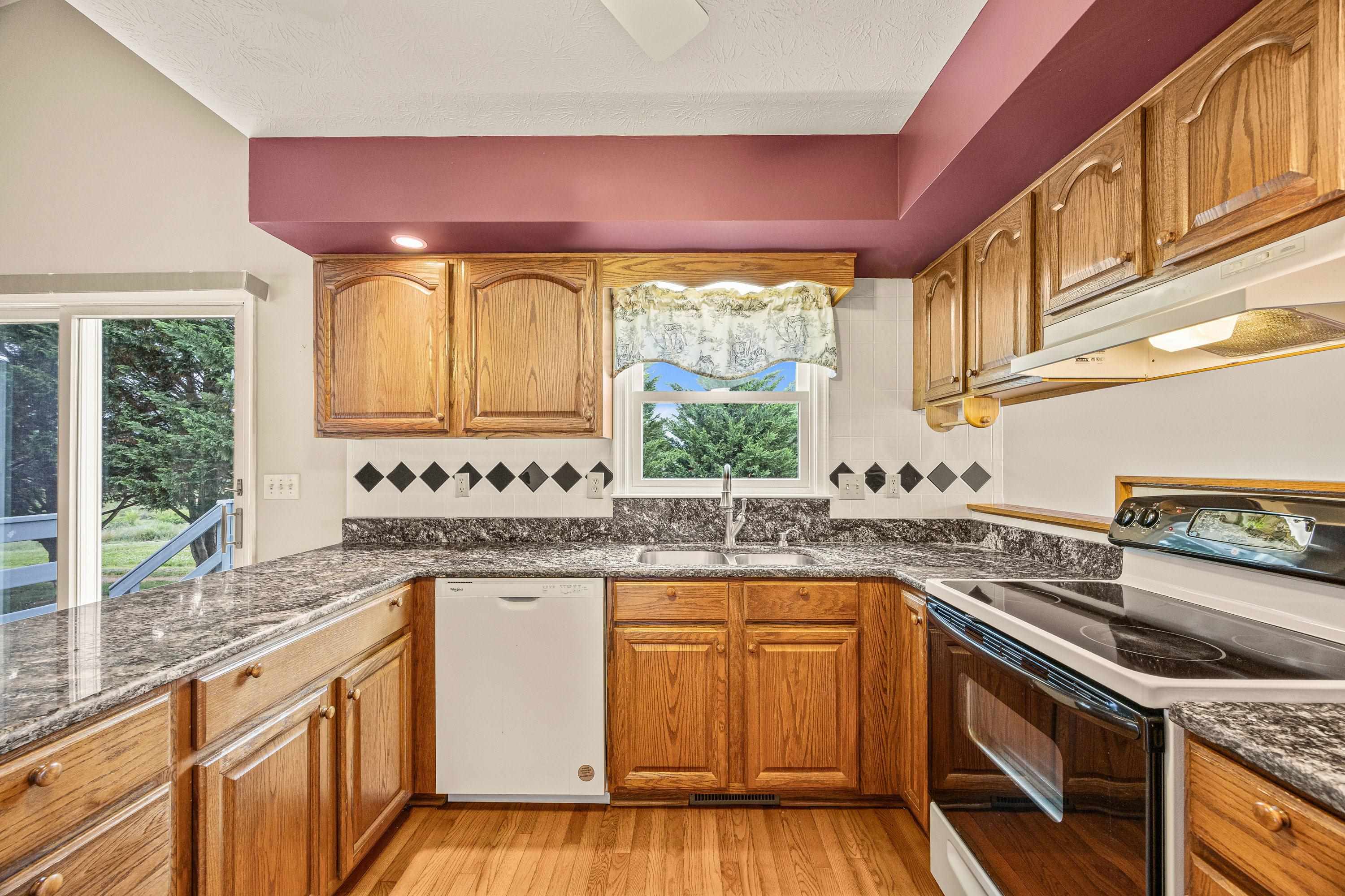 648 Boyers Road Harrisonburg, VA 22801 - Photo 16 of 75 Kitchen
