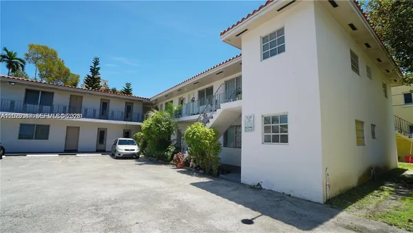 $1,800 | 236 Madeira Avenue, Unit 6, Coral Gables, FL 33134