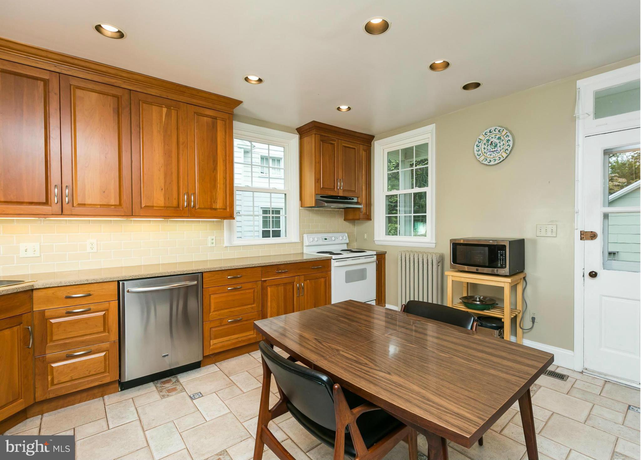 5715 Ridgedale Road Baltimore, MD 21209 - Photo 11 of 29 Kitchen leads to backyard