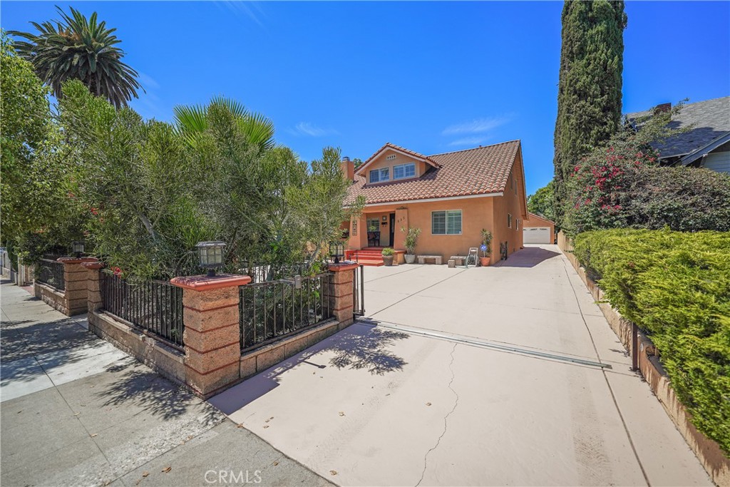 895 North Los Robles Avenue Pasadena, CA 91104 - Photo 2 of 58 a front view of a house with a yard