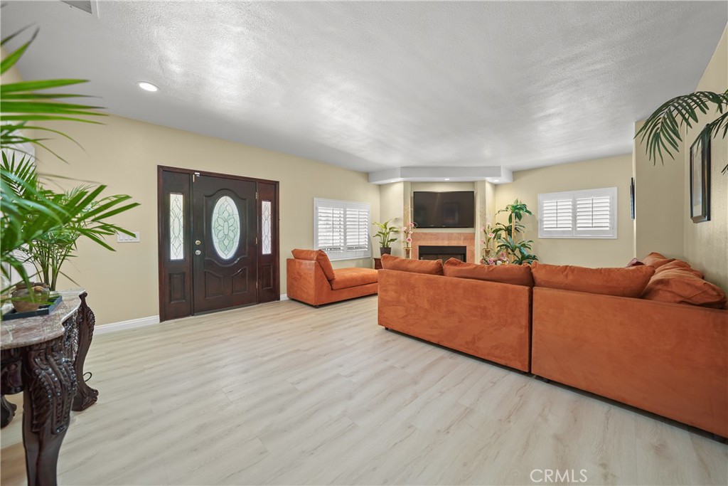 895 North Los Robles Avenue Pasadena, CA 91104 - Photo 7 of 58 family/entry way