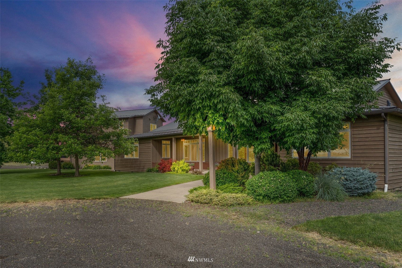 273 Galloway Road Touchet, WA 99360 - Photo 1 of 39 a front view of a house with garden