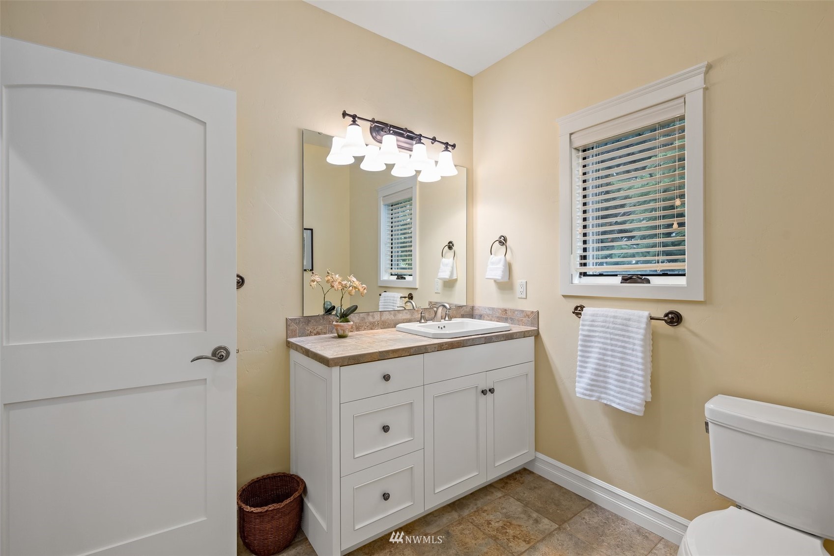 273 Galloway Road Touchet, WA 99360 - Photo 21 of 39 a bathroom with a toilet sink and mirror