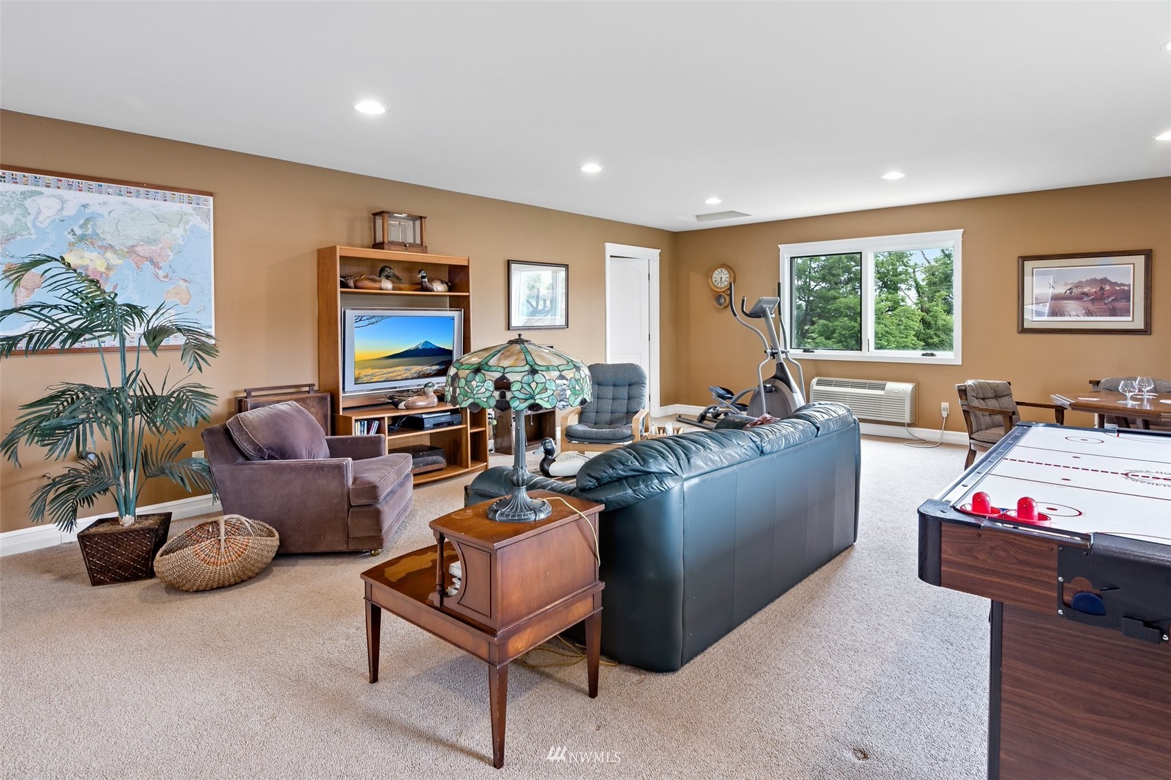 273 Galloway Road Touchet, WA 99360 - Photo 24 of 39 a living room with furniture and a large window