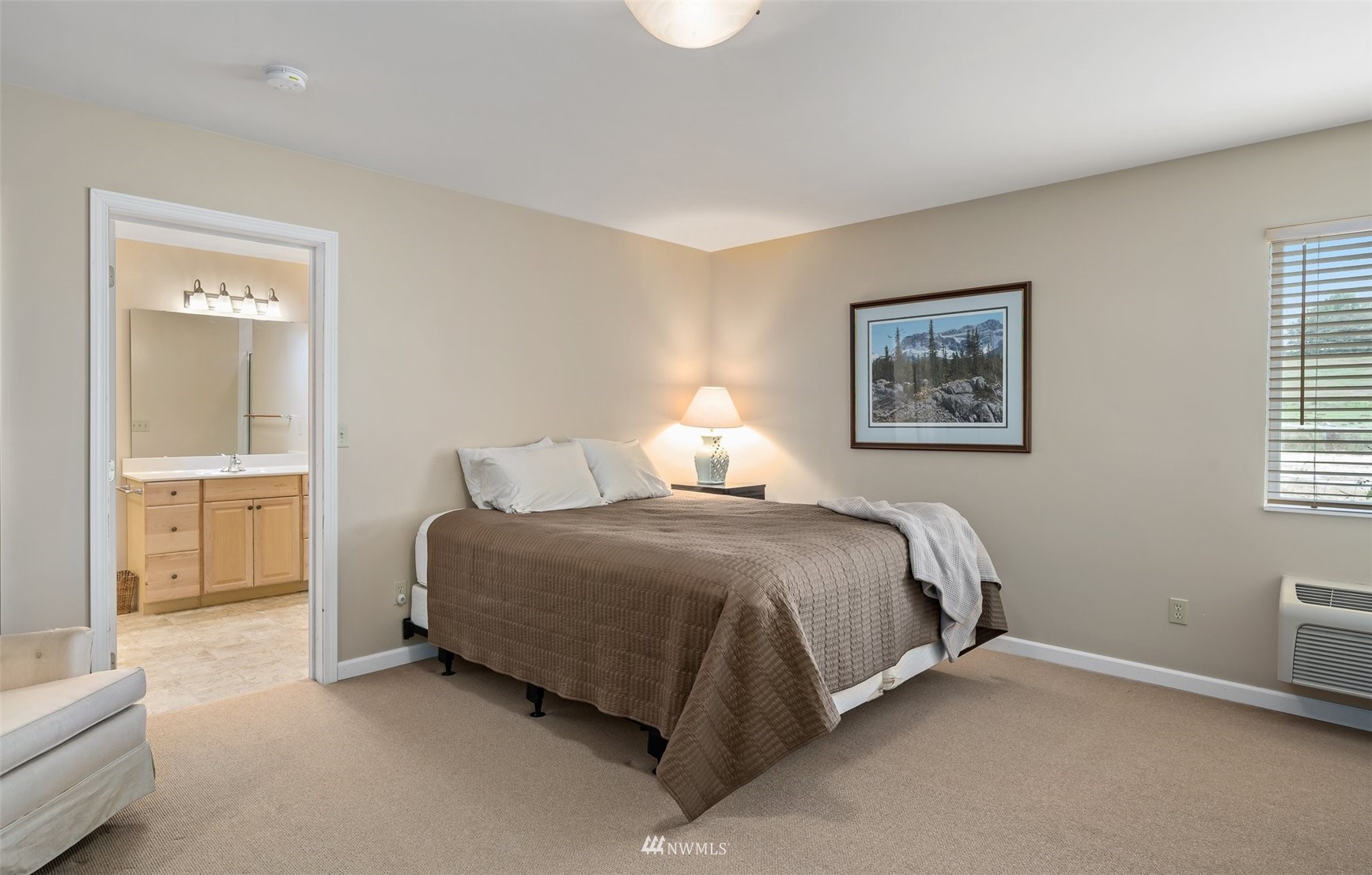 273 Galloway Road Touchet, WA 99360 - Photo 29 of 39 a spacious bedroom with a bed and a lamp