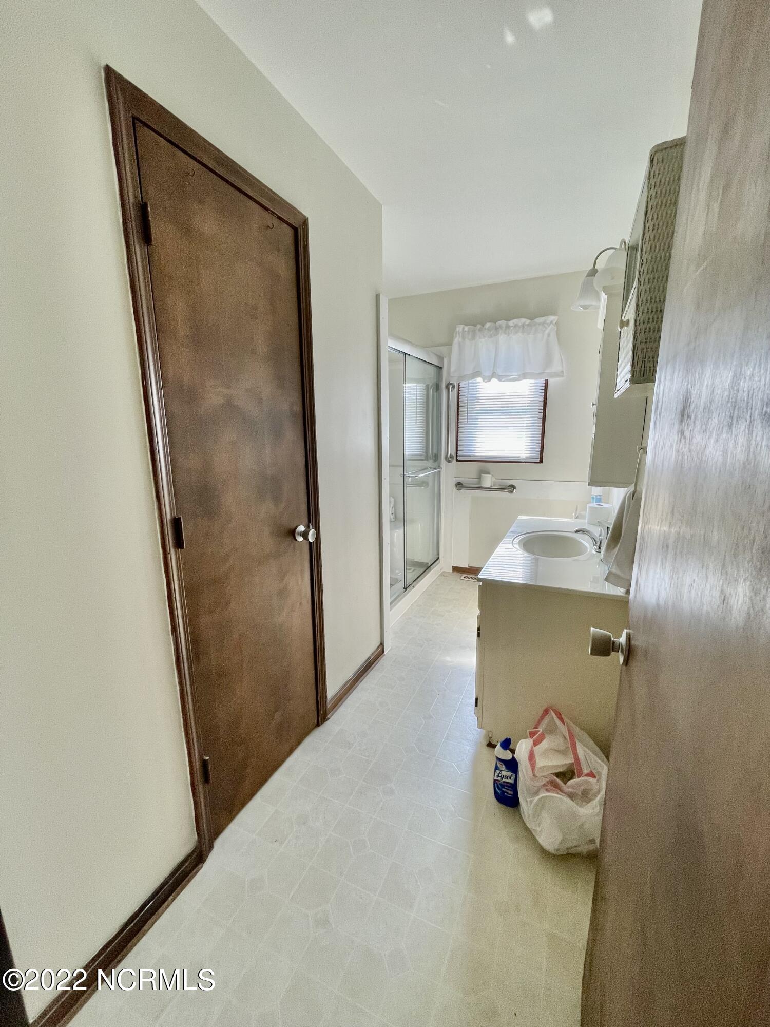 947 Taylor Heath Road Kinston, NC 28501 - Photo 8 of 23 1st Floor Bathroom