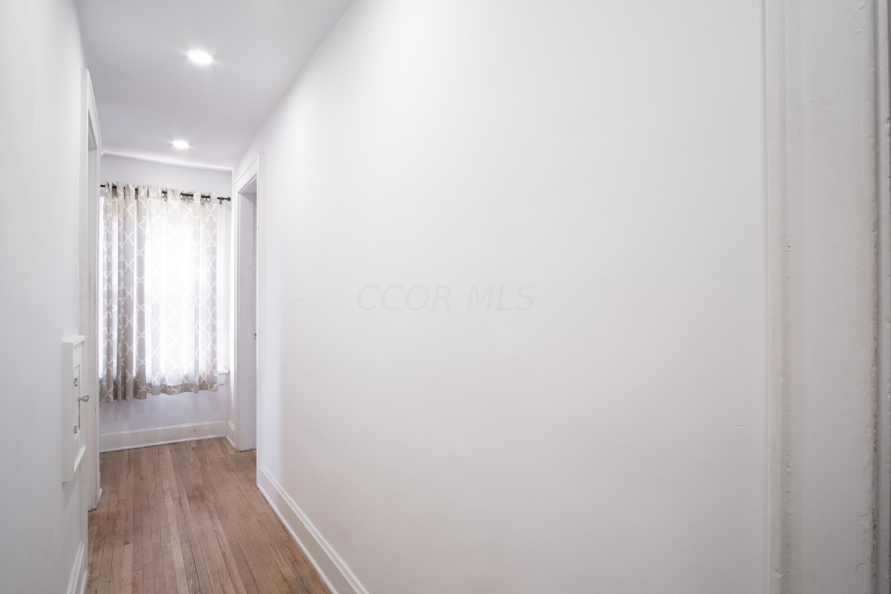 578 East Tulane Road Columbus, OH 43202 - Photo 12 of 27 2nd Floor Hallway