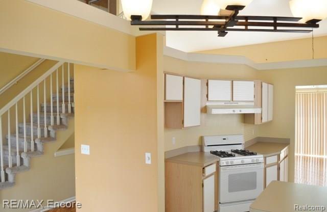 14 Eagle Ridge Road Lake Orion, MI 48360 - Photo 5 of 21 Opposite kitchen view
