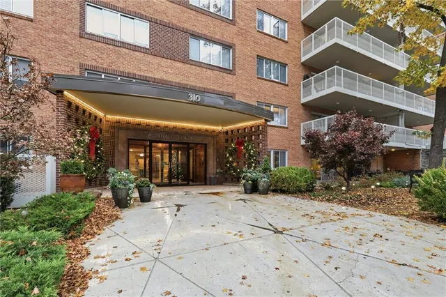 $335,000 | 310 West 49th Street, Unit 403, Kansas City, MO 64112