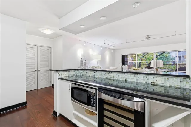 $335,000 | 310 West 49th Street, Unit 403, Kansas City, MO 64112