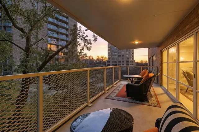 $335,000 | 310 West 49th Street, Unit 403, Kansas City, MO 64112