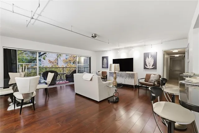 $335,000 | 310 West 49th Street, Unit 403, Kansas City, MO 64112