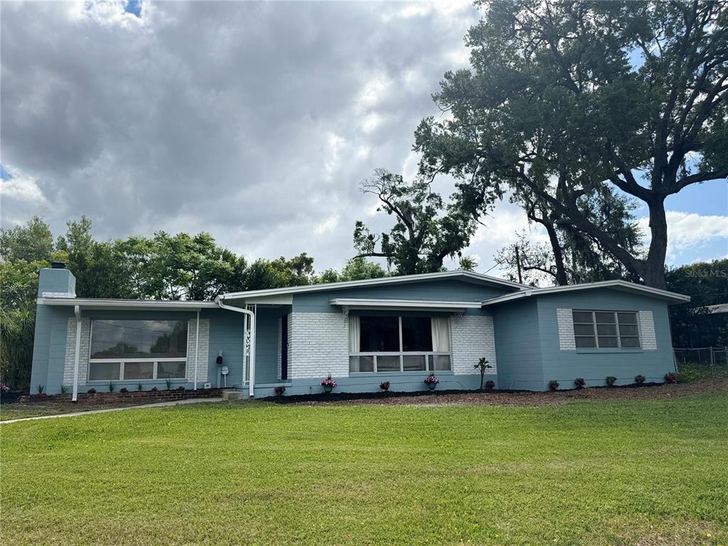 a view of a house with a yard
