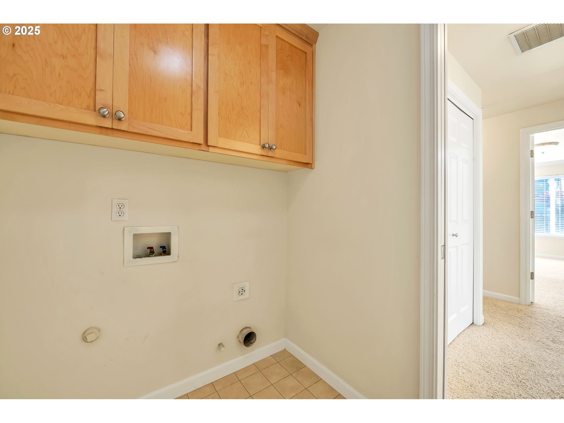 158 Mackin Avenue Eugene, OR 97404 - Photo 31 of 45 a view of small space with wooden floor