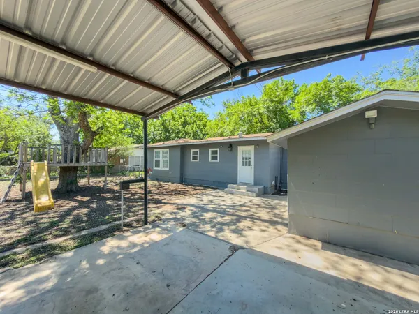 $185,000 | 206 North 5th Street, Uvalde, TX 78801