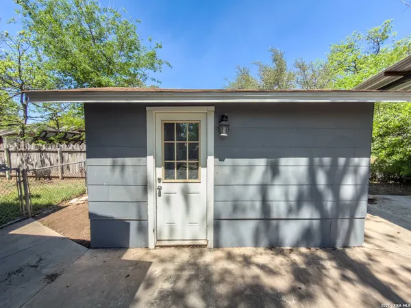 $185,000 | 206 North 5th Street, Uvalde, TX 78801