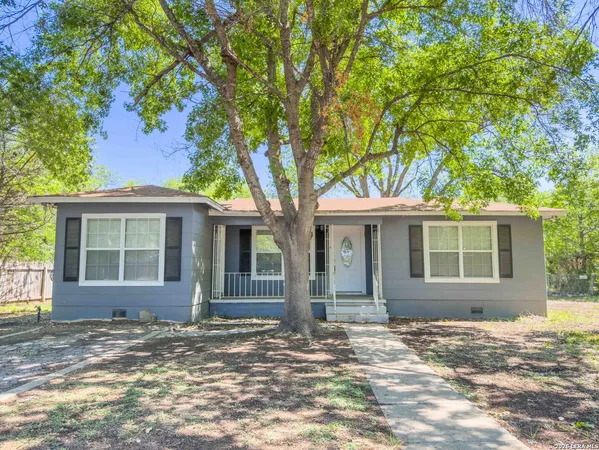 $185,000 | 206 North 5th Street, Uvalde, TX 78801