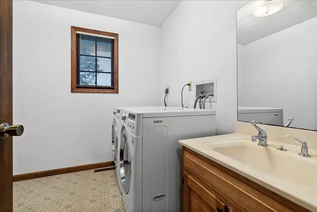 $350,000 | 404 Chelsea Drive, Bloomington, IL 61704