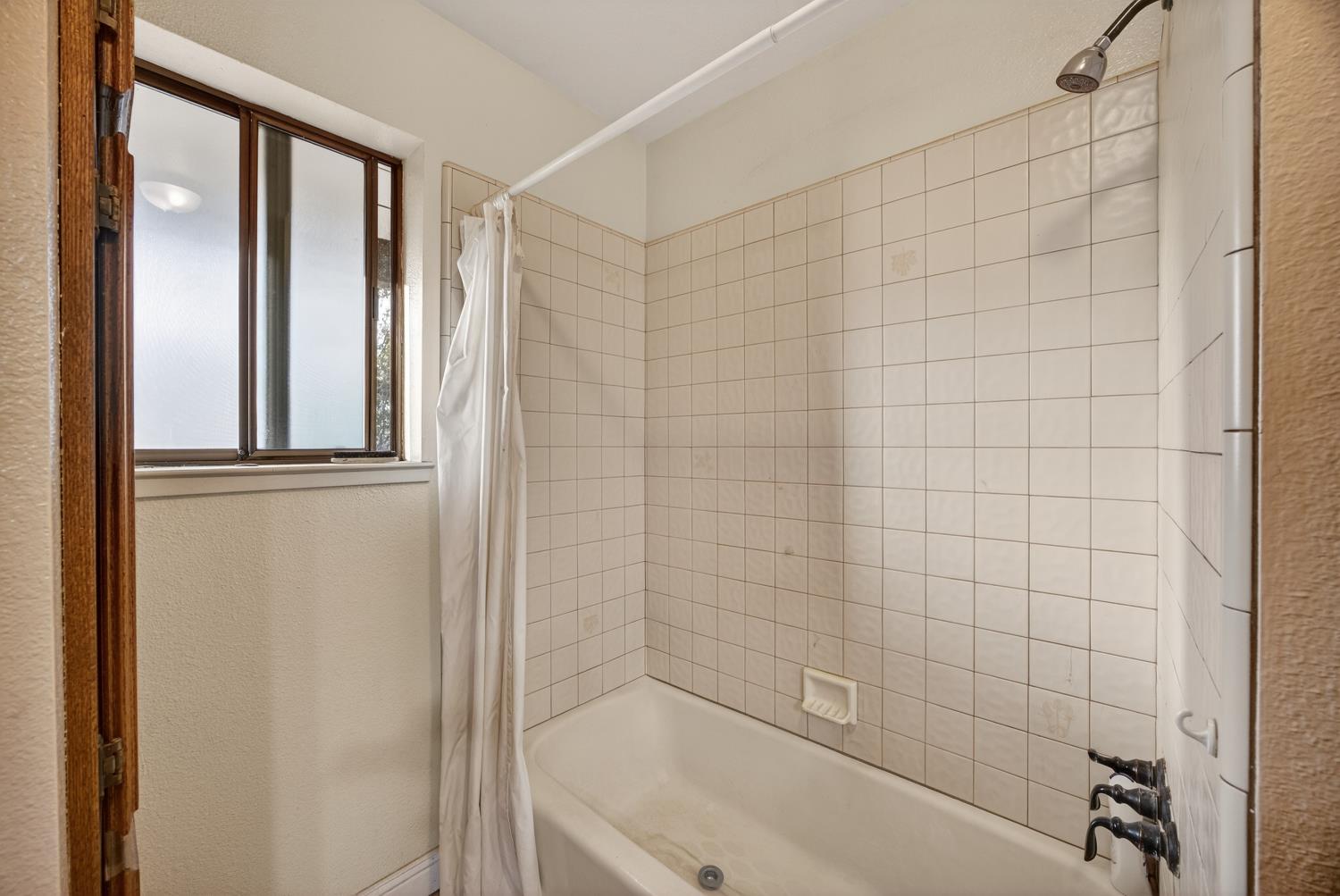 3281 Yearling Trail Placerville, CA 95667 - Photo 28 of 61 a bathroom with a bathtub and shower