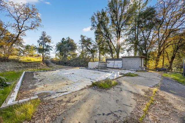 a view of a chair and table in the backyard