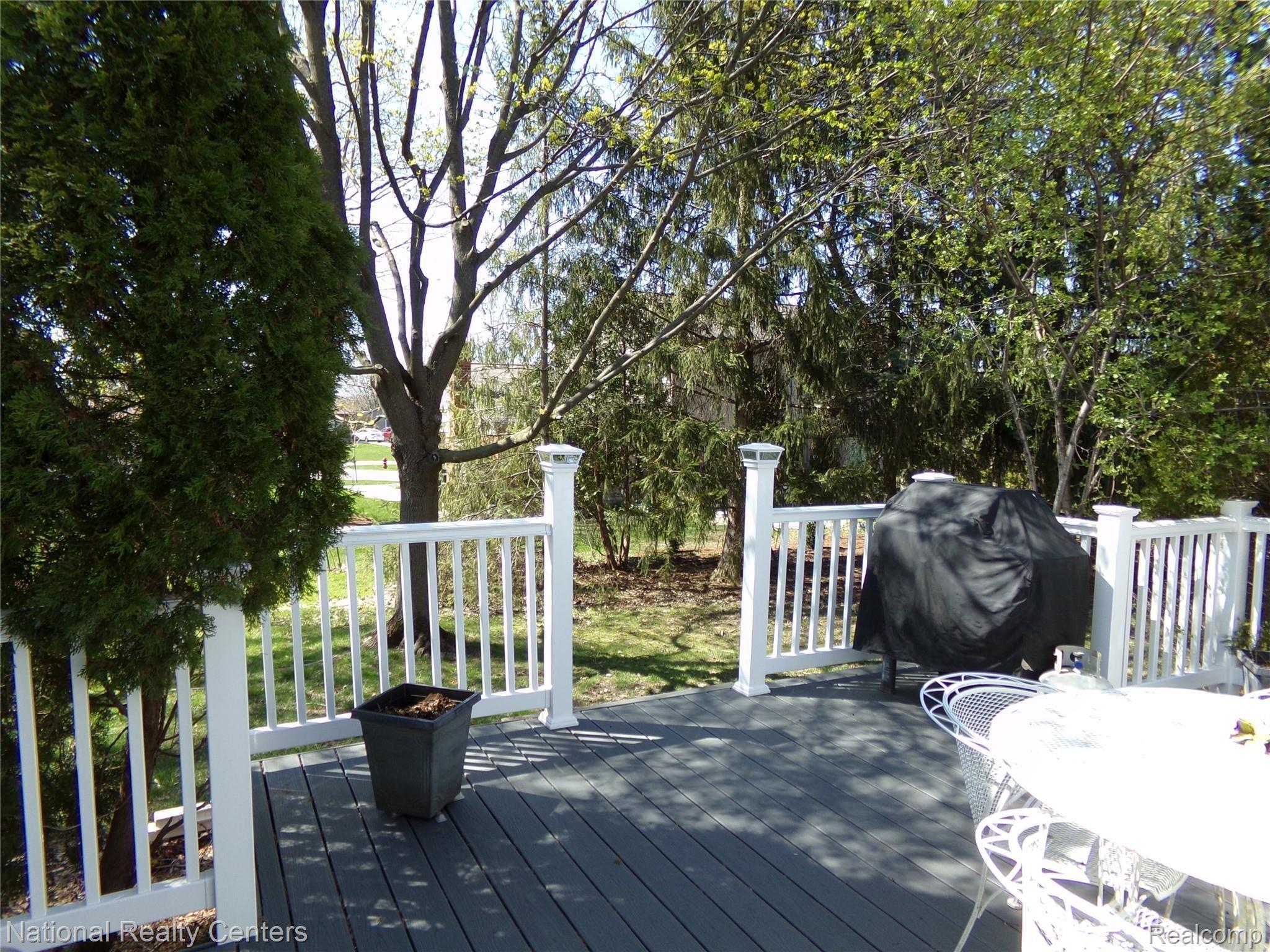 914 Darwin Pl Drive Rochester, MI 48307 - Photo 10 of 20 Enjoy private dinners on the deck.JPG