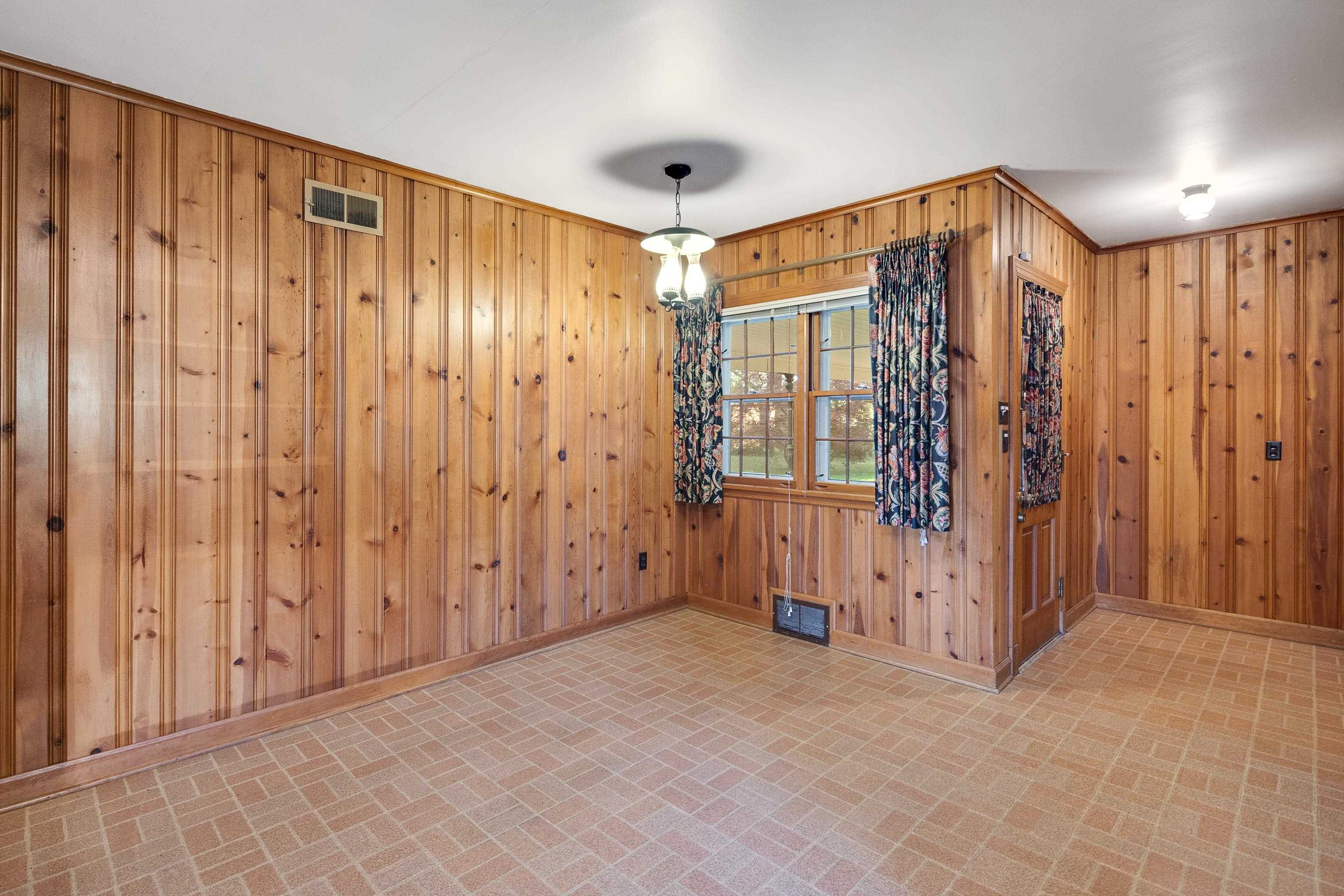 685 South Perkins Road Memphis, TN 38117 - Photo 13 of 40 a view of a hallway with closet area