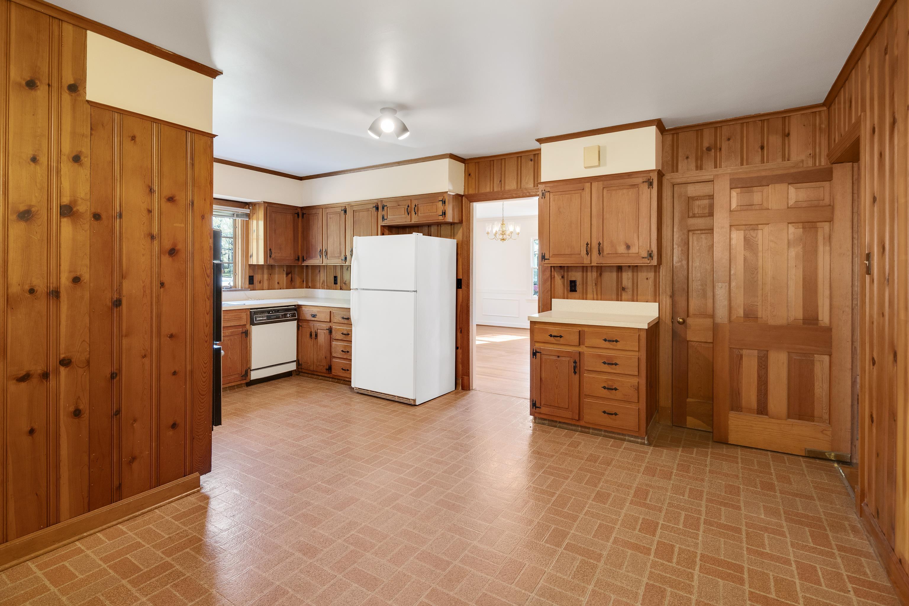 685 South Perkins Road Memphis, TN 38117 - Photo 14 of 40 a kitchen with appliances and cabinets
