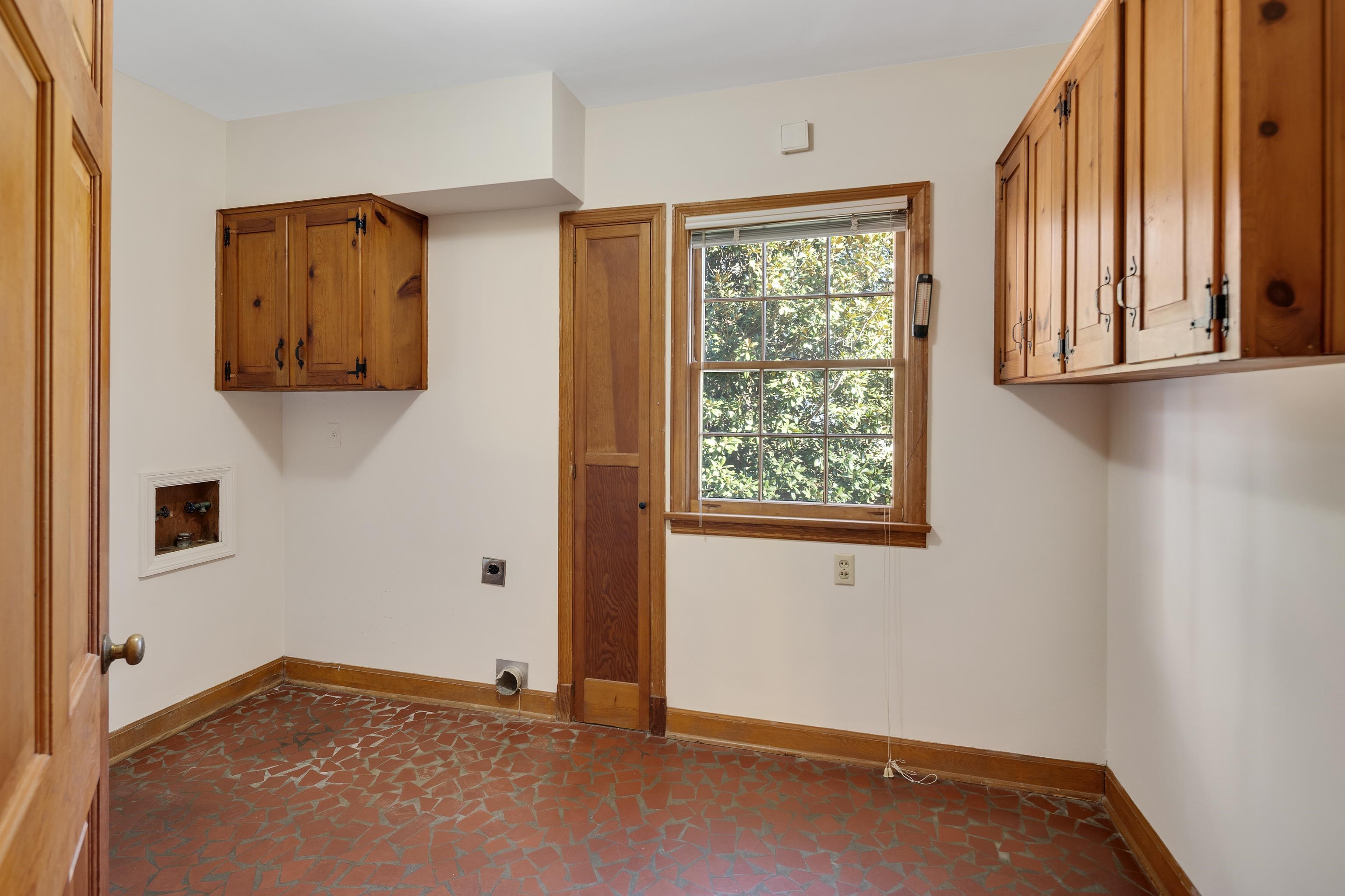 685 South Perkins Road Memphis, TN 38117 - Photo 16 of 40 an empty room with window and cabinet