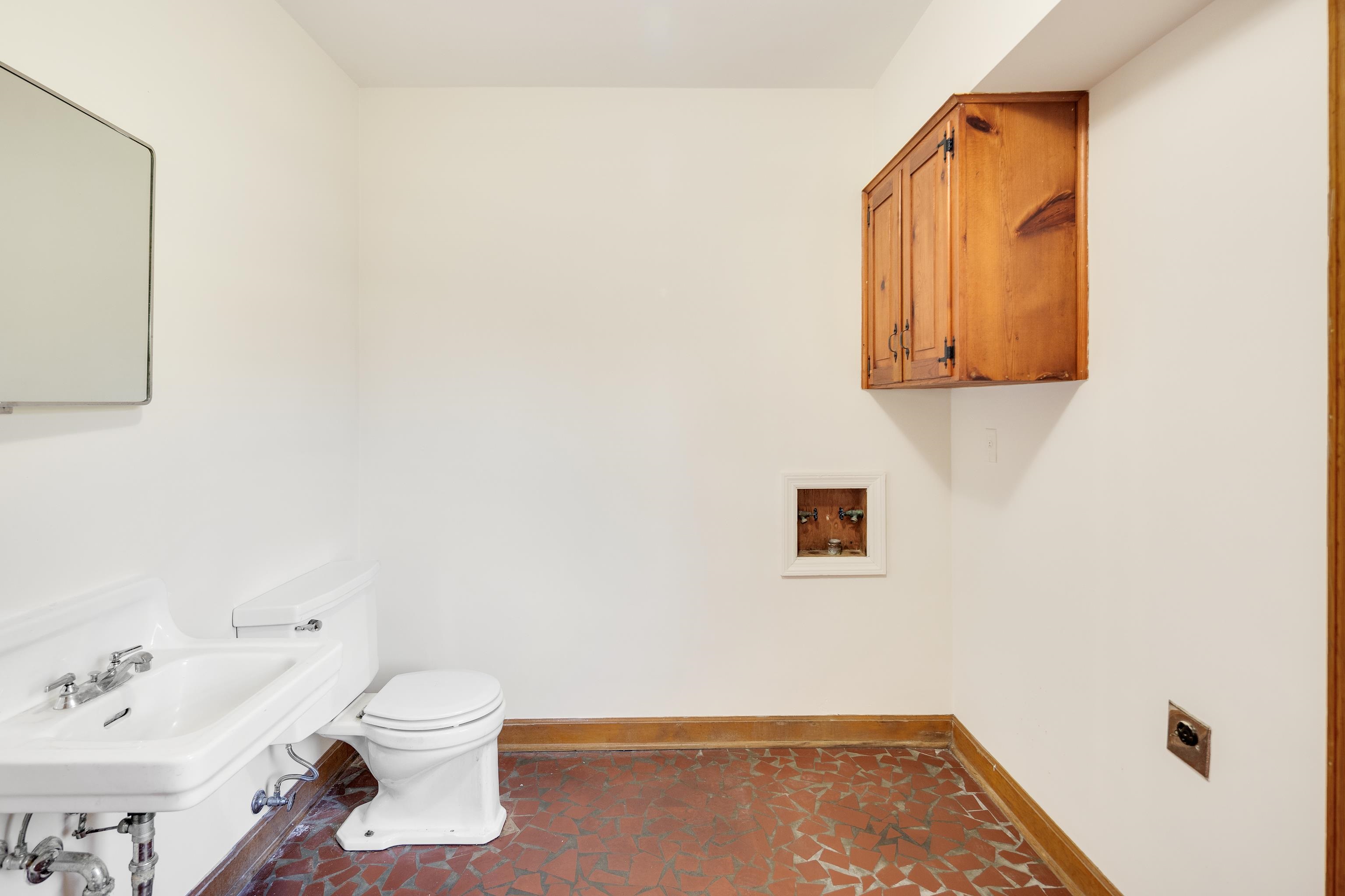 685 South Perkins Road Memphis, TN 38117 - Photo 17 of 40 a bathroom with a toilet sink and mirror