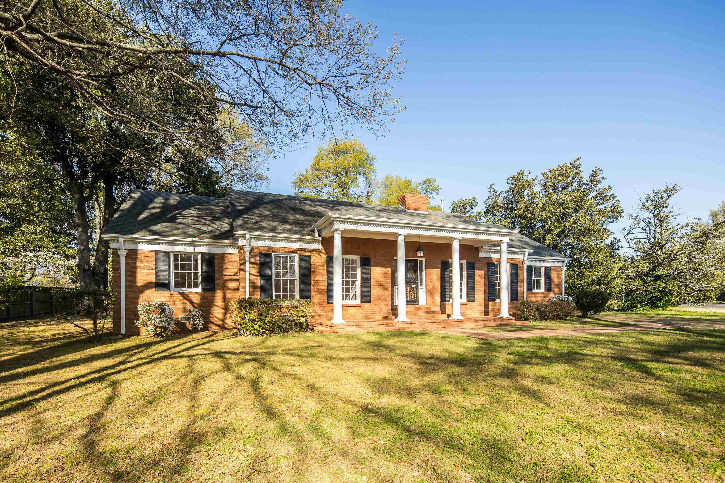 685 South Perkins Road Memphis, TN 38117 - Photo 2 of 40 a front view of a house with a yard