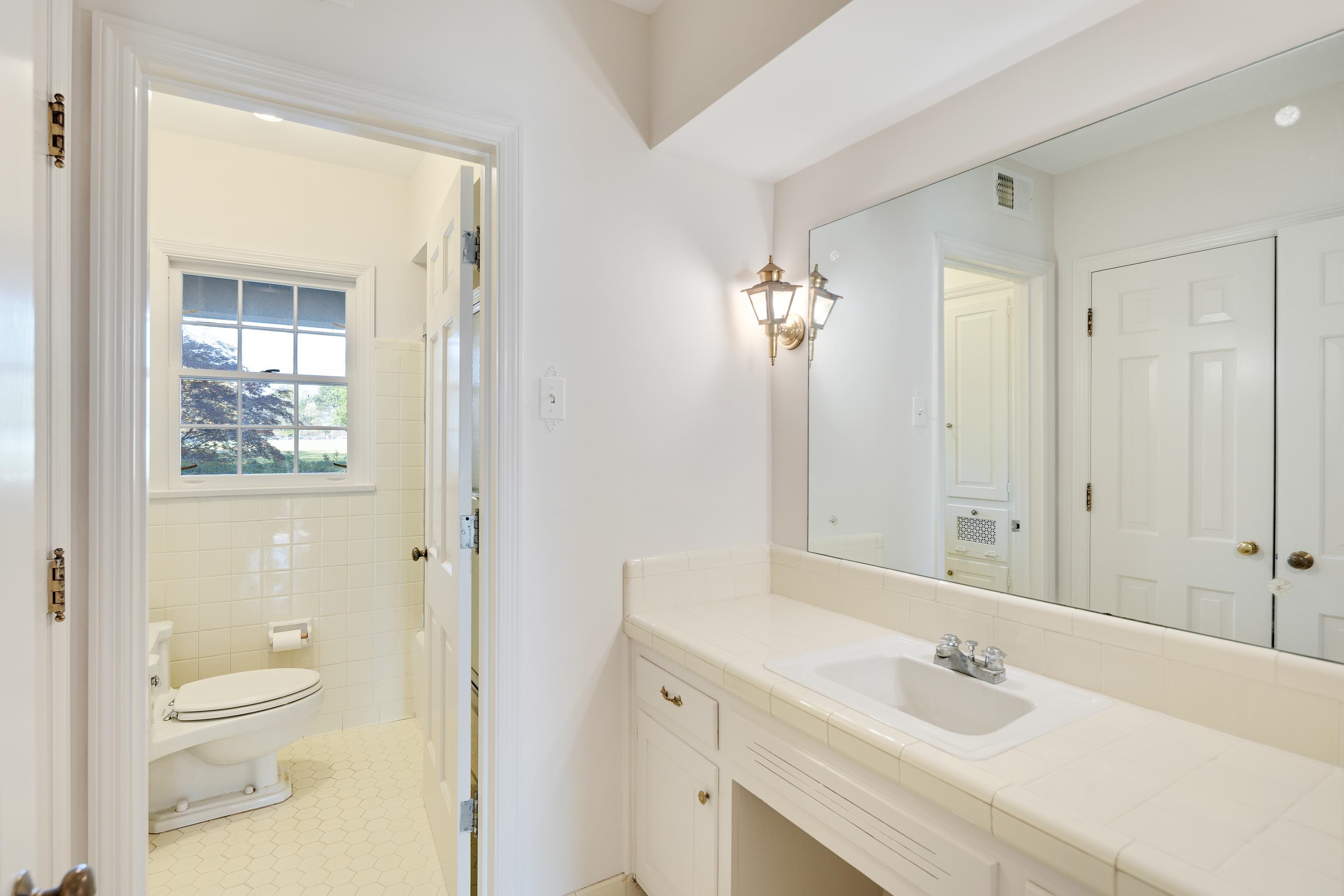 685 South Perkins Road Memphis, TN 38117 - Photo 25 of 40 a bathroom with a sink a toilet and shower