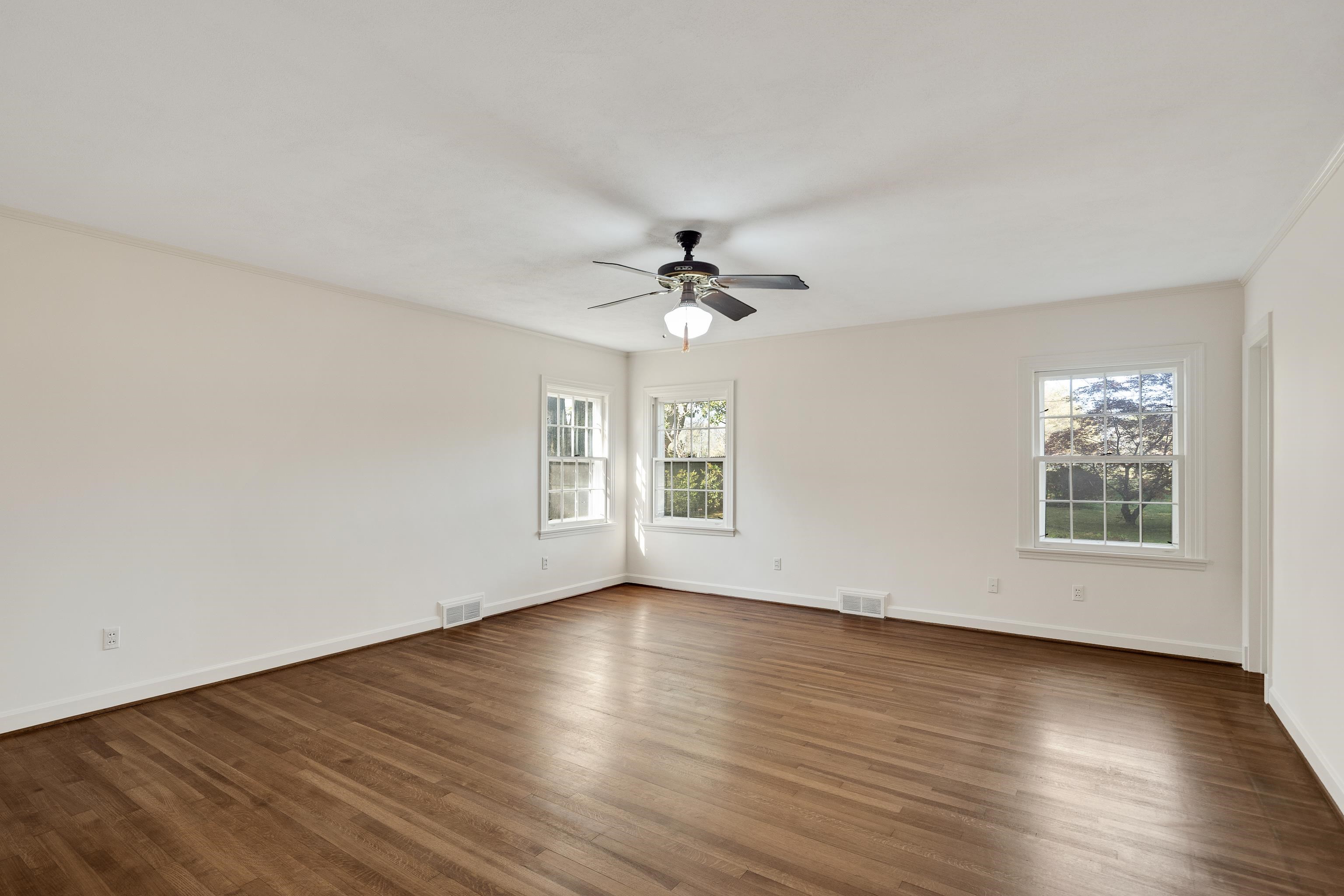 685 South Perkins Road Memphis, TN 38117 - Photo 28 of 40 a view of an empty room with wooden floor and a window