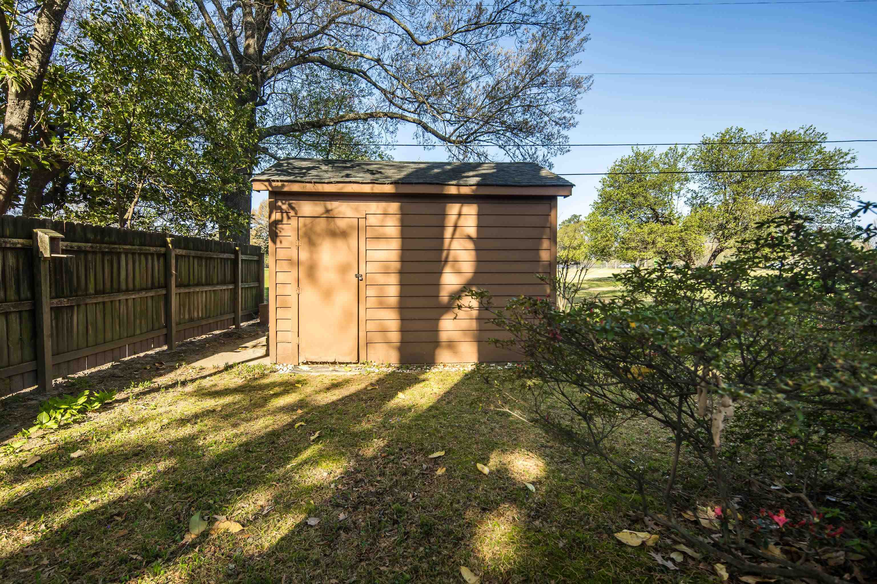685 South Perkins Road Memphis, TN 38117 - Photo 38 of 40 a backyard of a house with lots of green space