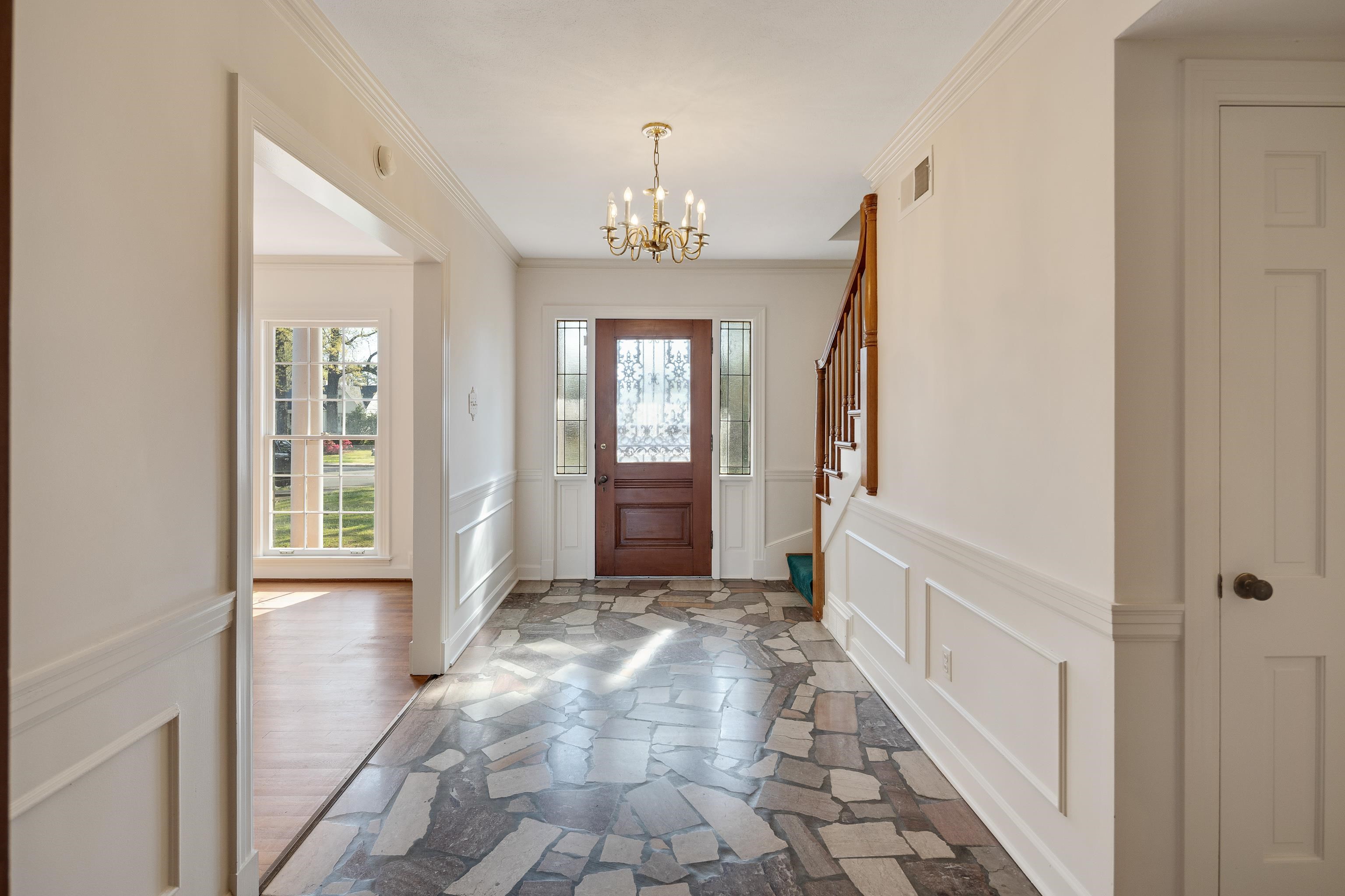 685 South Perkins Road Memphis, TN 38117 - Photo 4 of 40 a view of a hallway view with windows