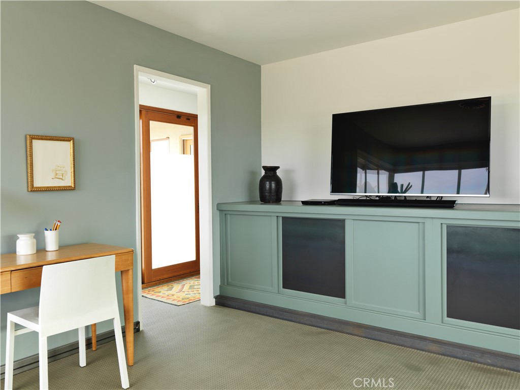 5960 Sunrise Road Twentynine Palms, CA 92277 - Photo 37 of 65 a kitchen with a table and chairs