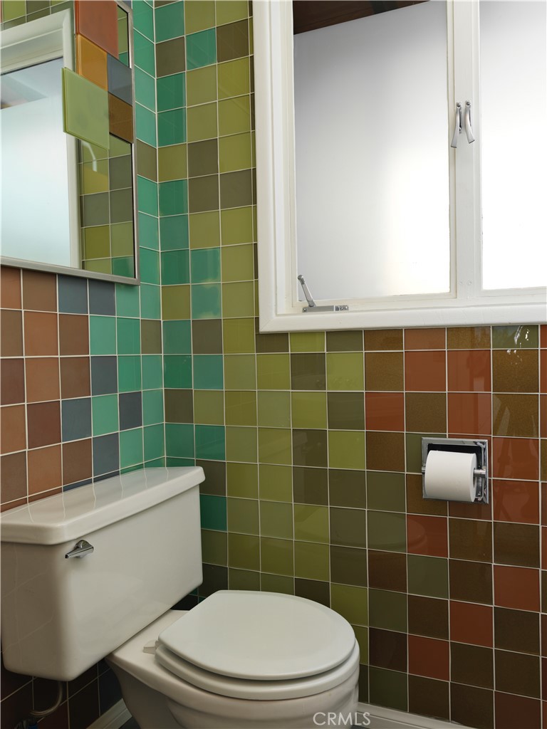 5960 Sunrise Road Twentynine Palms, CA 92277 - Photo 48 of 65 a bathroom with a toilet a sink and mirror