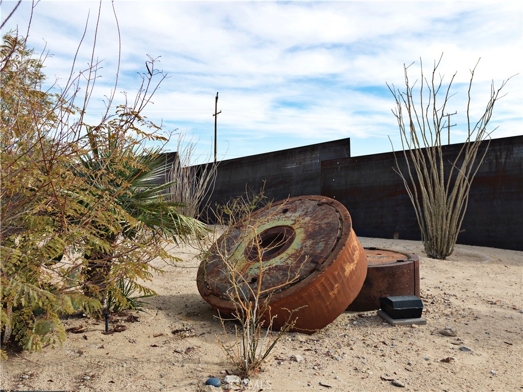 5960 Sunrise Road Twentynine Palms, CA 92277 - Photo 5 of 65 a view of a backyard