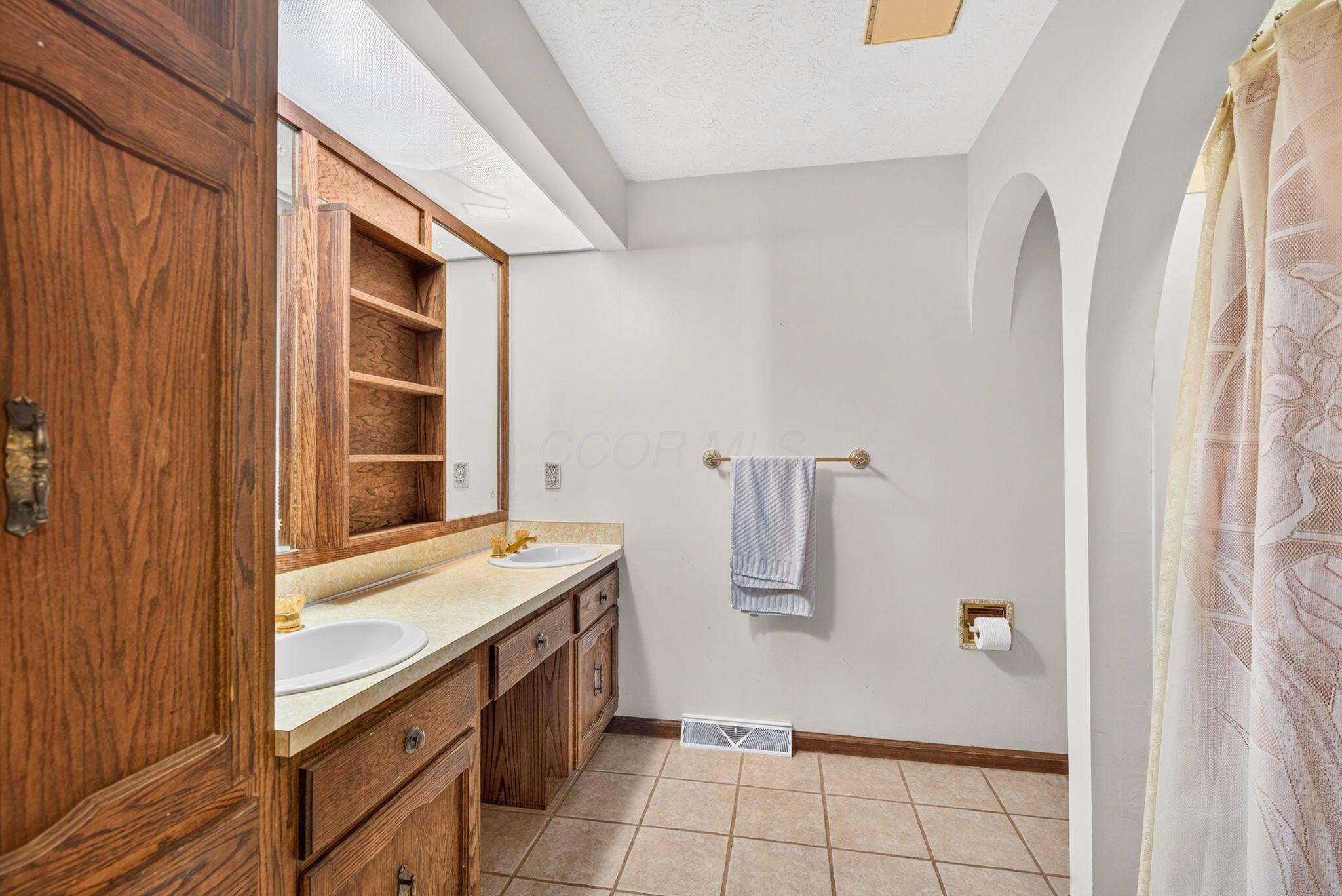 6832 Young Road Orient, OH 43146 - Photo 29 of 59 Guest Bathroom