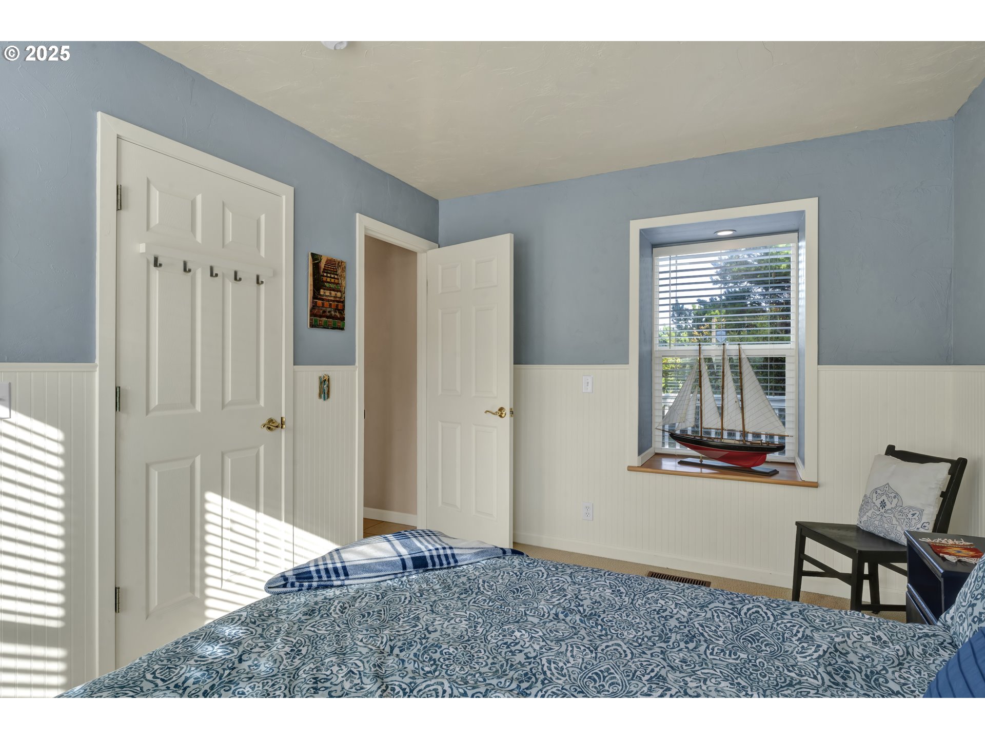 4567 Heceta Street Florence, OR 97439 - Photo 12 of 46 a living room with furniture and a window