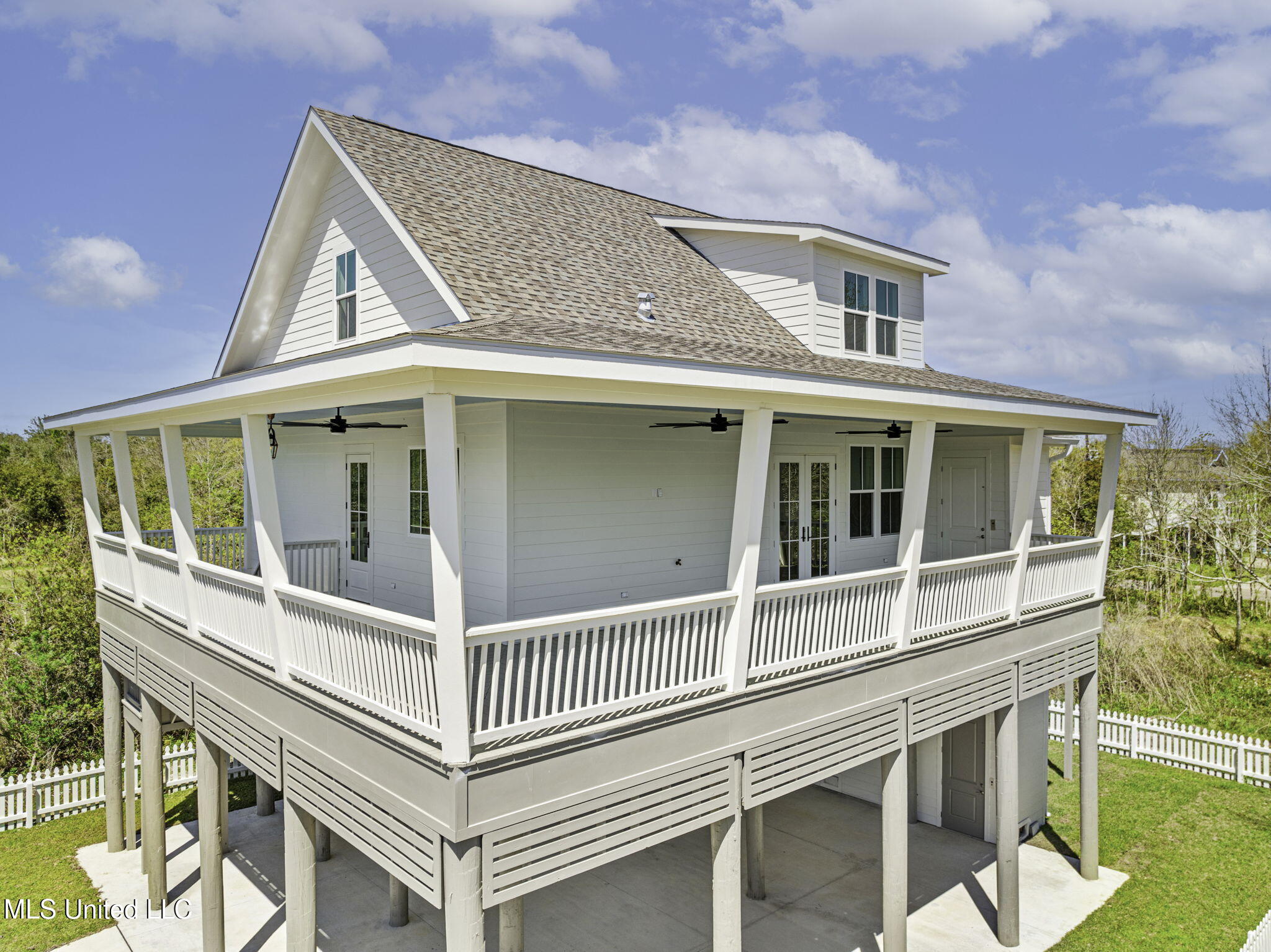 211 Chartres Street Bay St. Louis, MS 39520 - Photo 2 of 28 3-web-or-mls-211 Chartres Street (14)