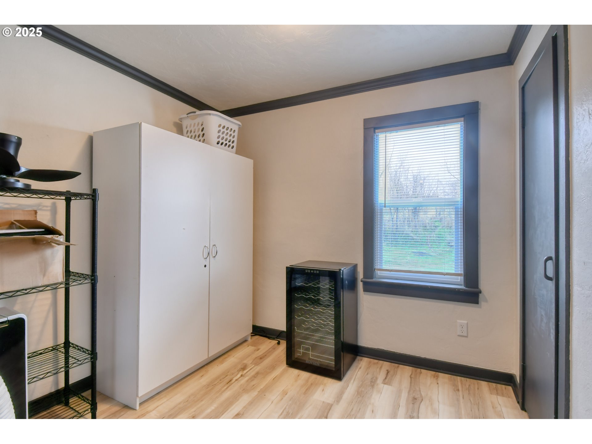 709 Southwest 8th Street Pendleton, OR 97801 - Photo 12 of 24 a room with furniture and a window