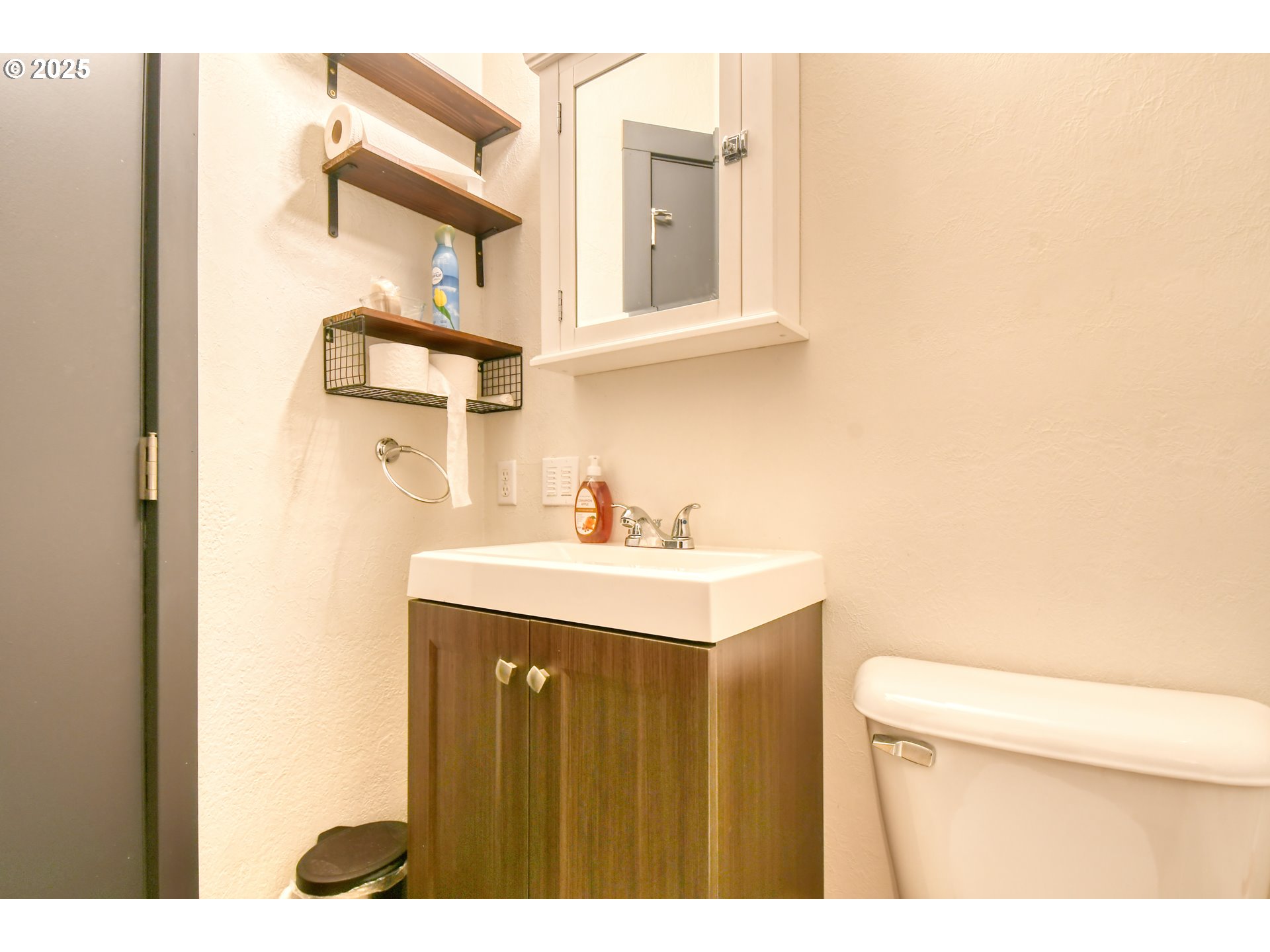 709 Southwest 8th Street Pendleton, OR 97801 - Photo 15 of 24 a bathroom with a sink and a mirror