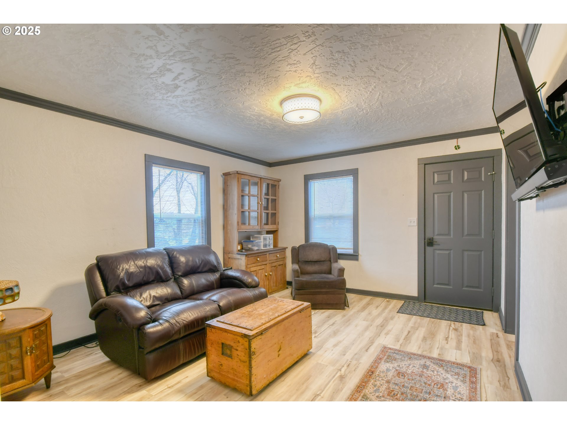 709 Southwest 8th Street Pendleton, OR 97801 - Photo 4 of 24 a living room with furniture