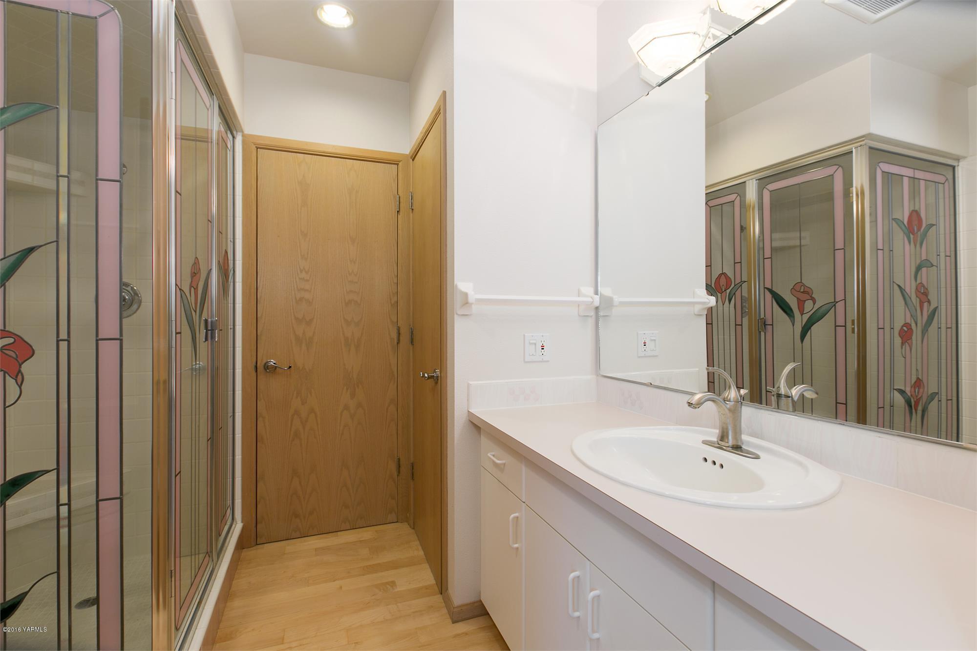 13990 Gilbert Road Yakima, WA 98903 - Photo 19 of 29 a bathroom with a sink and a mirror