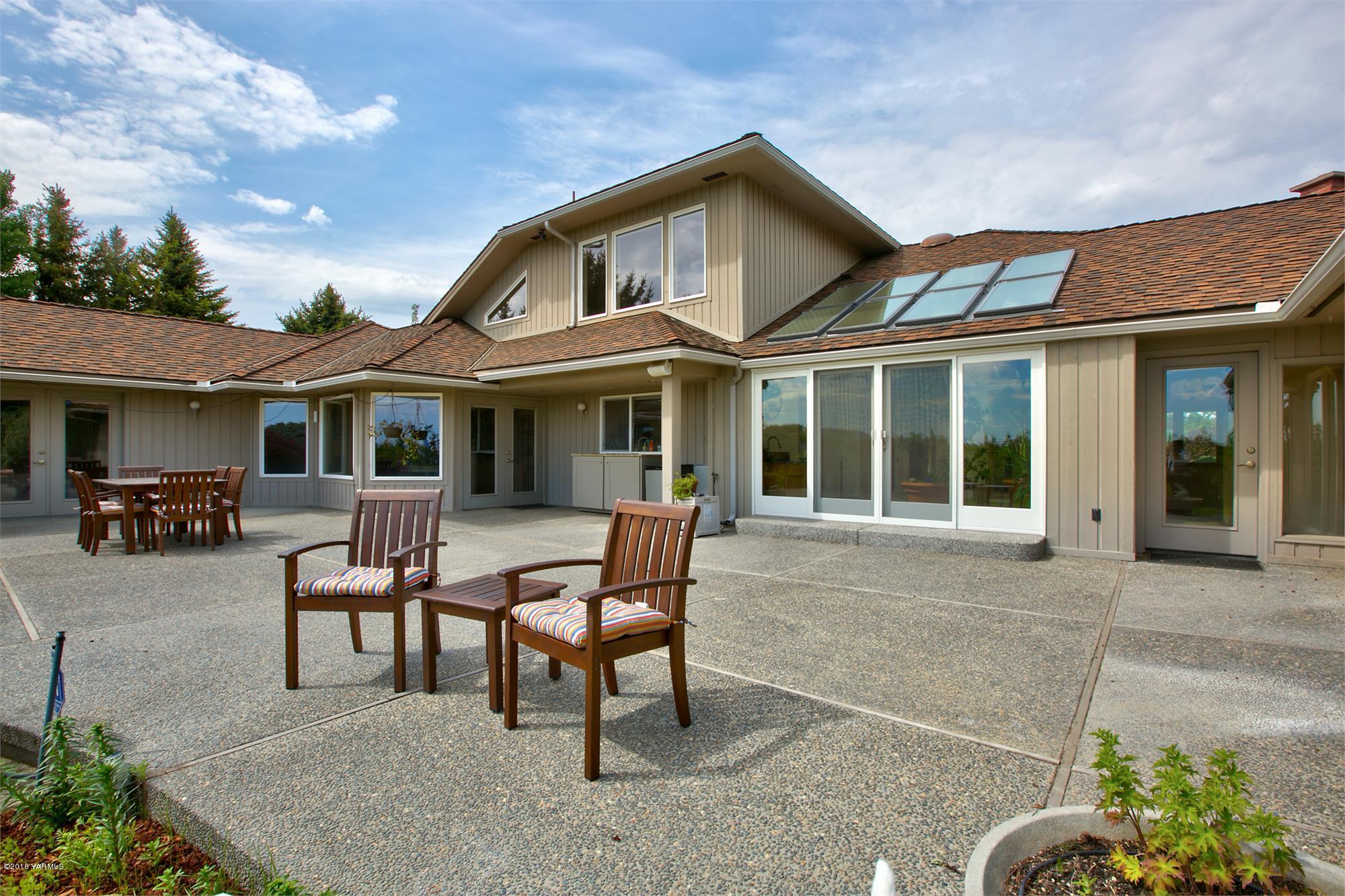 13990 Gilbert Road Yakima, WA 98903 - Photo 20 of 29 a patio with a table and chairs and potted plants